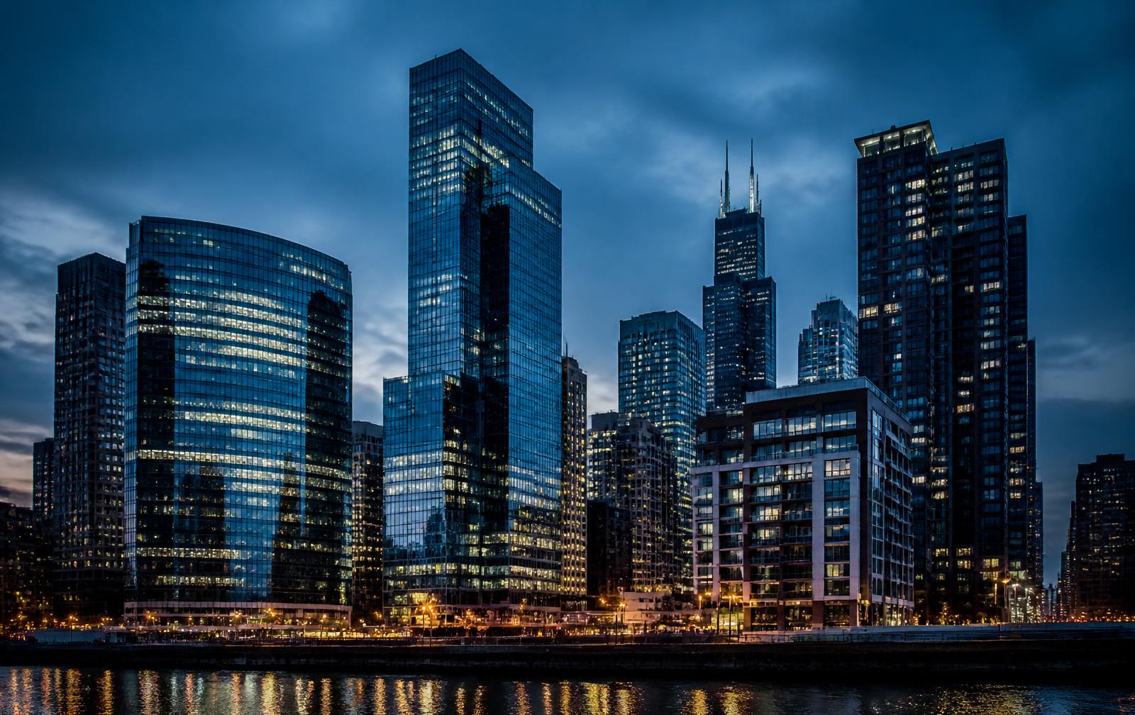 Panorama Chicago z biurowcami i budynkami mixed-use o zmierzchu